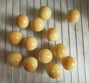 出炉后立刻开盖，取出放凉。