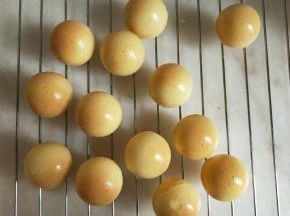 出炉后立刻开盖，取出放凉。