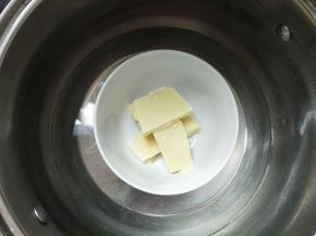 巧克力隔热水融化，整个操作过程巧克力一直放在锅里，用最小火加热热水保温进行操作。