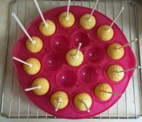 插进蛋糕，等待巧克力凝固。