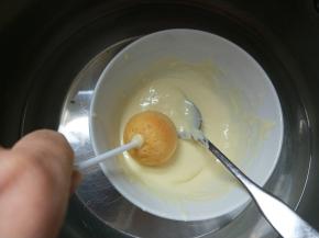 将凝固后的蛋糕放进融化的巧克力里滚一圈。