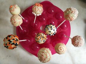 装饰上糖珠即可。