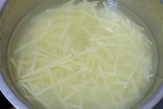 土豆切成土豆丝，用清水冲洗两遍，洗去多余的淀粉；