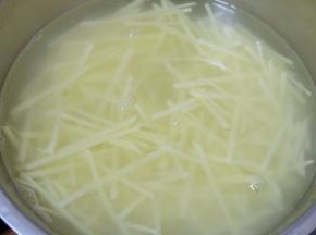 土豆切成土豆丝，用清水冲洗两遍，洗去多余的淀粉；