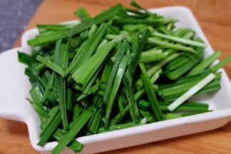 韭菜切成小段；