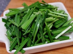 韭菜切成小段；