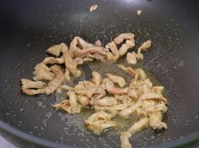 炒锅上火烧热，放食用油，再把肉丝放进去翻炒变色；