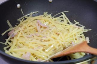 土豆丝还是挺好炒熟的，大火翻炒一会儿就差不多了；