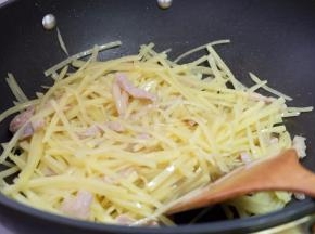 土豆丝还是挺好炒熟的，大火翻炒一会儿就差不多了；