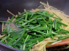 土豆基本成熟以后再把切好的韭菜段放进去，加盐调味，继续翻炒均匀；