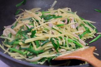 韭菜遇热后很快就软了，如果不喜欢土豆丝颜色太白，可以放点生抽酱油提鲜提色；
