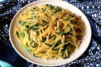 装盘上桌，这道韭菜炒土豆丝就可以上桌开吃了；