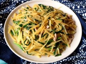 装盘上桌，这道韭菜炒土豆丝就可以上桌开吃了；