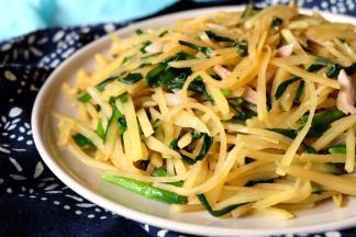 韭菜鲜嫩提味，土豆丝清脆可口，没有太多的调味料，只用盐和生抽酱油调味，这道家常菜简单却很好吃。还真要多谢邻居阿姨请我吃的这顿饭，让我知道了原来韭菜和土豆丝也是很搭的。