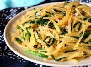 韭菜鲜嫩提味，土豆丝清脆可口，没有太多的调味料，只用盐和生抽酱油调味，这道家常菜简单却很好吃。还真要多谢邻居阿姨请我吃的这顿饭，让我知道了原来韭菜和土豆丝也是很搭的。