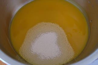 把南瓜汁和酵母粉一起放在一个小盆里，用筷子搅拌均匀；