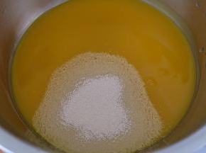 把南瓜汁和酵母粉一起放在一个小盆里，用筷子搅拌均匀；