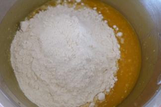 把面粉也倒进小盆里；