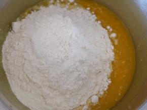 把面粉也倒进小盆里；