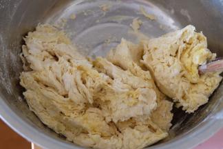 用筷子搅拌，使液体和面粉混合均匀，这样可以判断液体和面粉的比例是否合适；