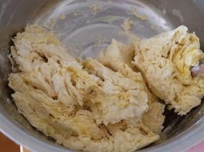 用筷子搅拌，使液体和面粉混合均匀，这样可以判断液体和面粉的比例是否合适；