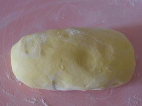 将盆里的面团转移到揉面垫上，撒一些干面粉，用手揉至光滑；