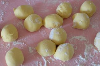 将大面团分成若干个小面团，每个约35g左右，揉圆备用；（分出来的面团最好是3的倍数）