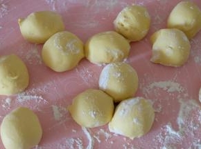 将大面团分成若干个小面团，每个约35g左右，揉圆备用；（分出来的面团最好是3的倍数）