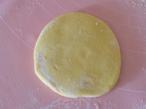 取其中一个面团，用擀面杖擀成一个圆饼，不要擀太薄了；厚约0.5CM左右；