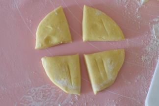 用刀切个十字，分成四块；