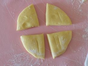 用刀切个十字，分成四块；