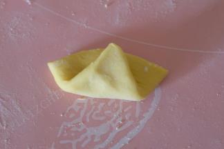 取其中一片，从小尖角处对折起来；