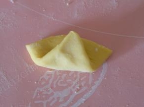 取其中一片，从小尖角处对折起来；