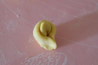 再揪住两边，捏成一朵花瓣；