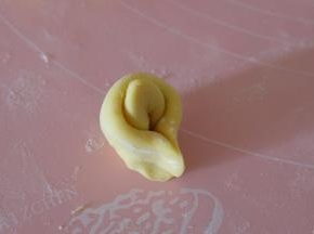 再揪住两边，捏成一朵花瓣；