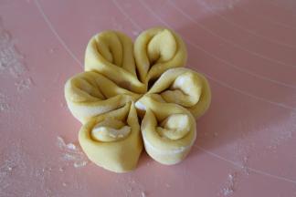 依次做出所有的花瓣，取六朵围在一起；