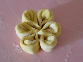 依次做出所有的花瓣，取六朵围在一起；