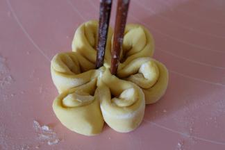 用筷子插在对应的两个花瓣里，用力夹一下，使花瓣黏连，形成一朵花；