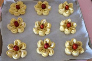 依次做好所有的小花，摆放在盘子里；放置密封处，静置醒发20分钟左右；