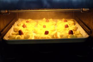 上锅蒸17分钟左右即可成熟，蒸好以后先别取出来，焖2－3分钟再打开取出来，我这里用的是蒸箱，用蒸锅是一样的，也是蒸17分钟左右，关火后焖2－3分钟；