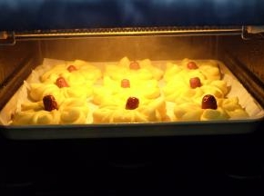 上锅蒸17分钟左右即可成熟，蒸好以后先别取出来，焖2－3分钟再打开取出来，我这里用的是蒸箱，用蒸锅是一样的，也是蒸17分钟左右，关火后焖2－3分钟；