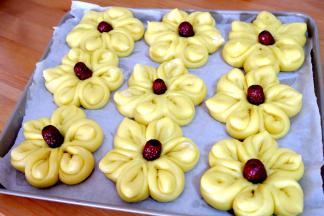 一盘漂亮的花儿就做好了，喧软可口，南瓜汁的颜色很好看，还有南瓜的香甜味儿；