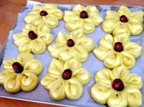 一盘漂亮的花儿就做好了，喧软可口，南瓜汁的颜色很好看，还有南瓜的香甜味儿；