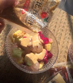 将所有切好的果蔬装入沙拉碗里，淋上丘比沙拉汁焙煎芝麻口味（按果蔬的量淋上适量沙拉汁）