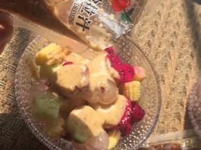 将所有切好的果蔬装入沙拉碗里，淋上丘比沙拉汁焙煎芝麻口味（按果蔬的量淋上适量沙拉汁）