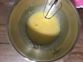 把容器放在热水中，先用手动打蛋器搅拌均匀，以防液体溅出，糖溶解后用电动打蛋器打发。