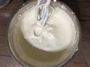 打发至提起打蛋头，蛋液滴落画“8”不容易消失即可。