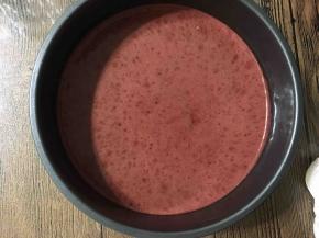 倒入六寸模具中震出大气泡，放入预热好的烤箱，烤箱170度，烘烤35分钟左右。