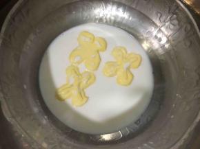 黄油加入牛奶中融化均匀