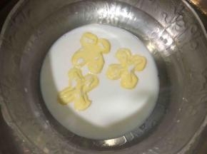 黄油加入牛奶中融化均匀